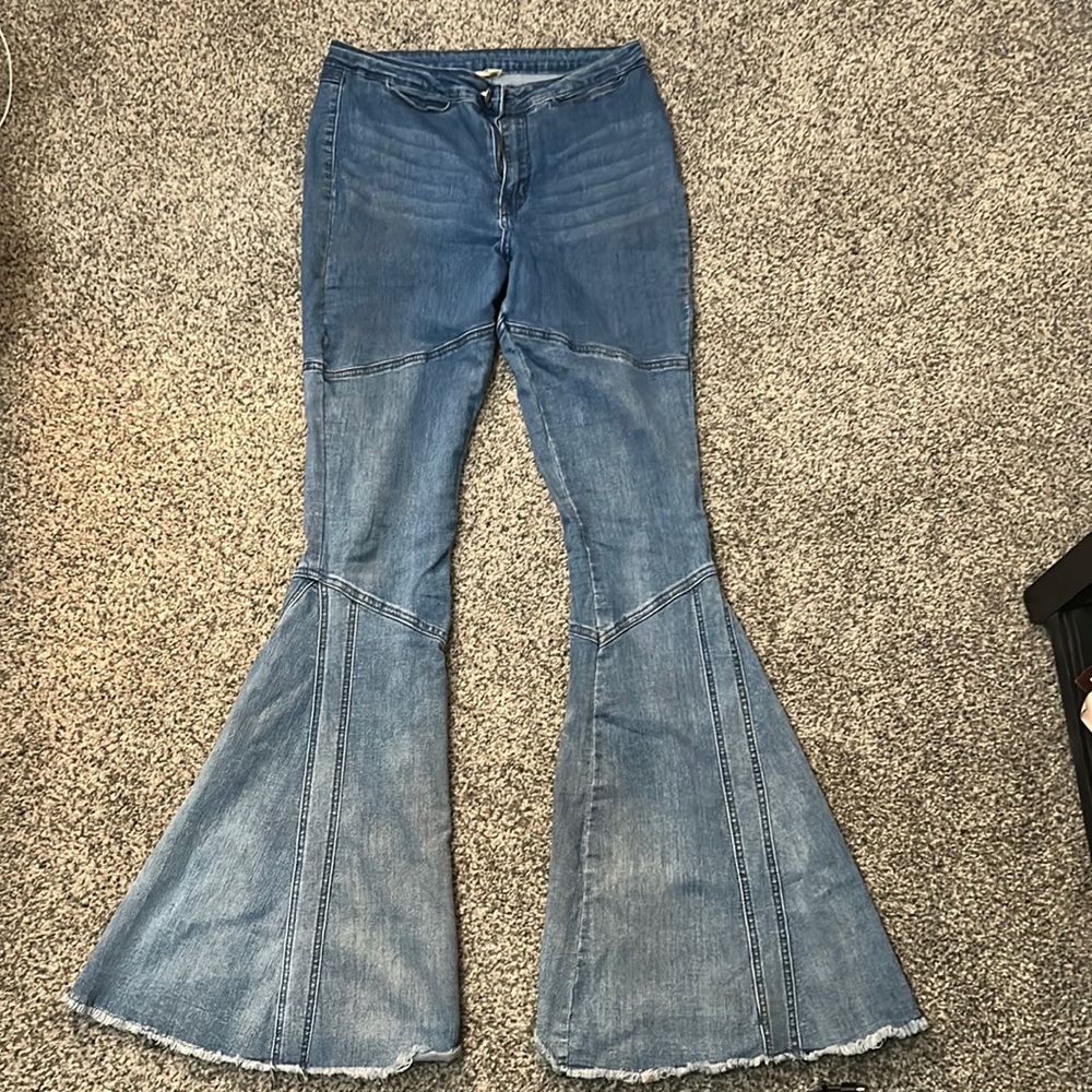 Selling because I don’t like how they look on me!